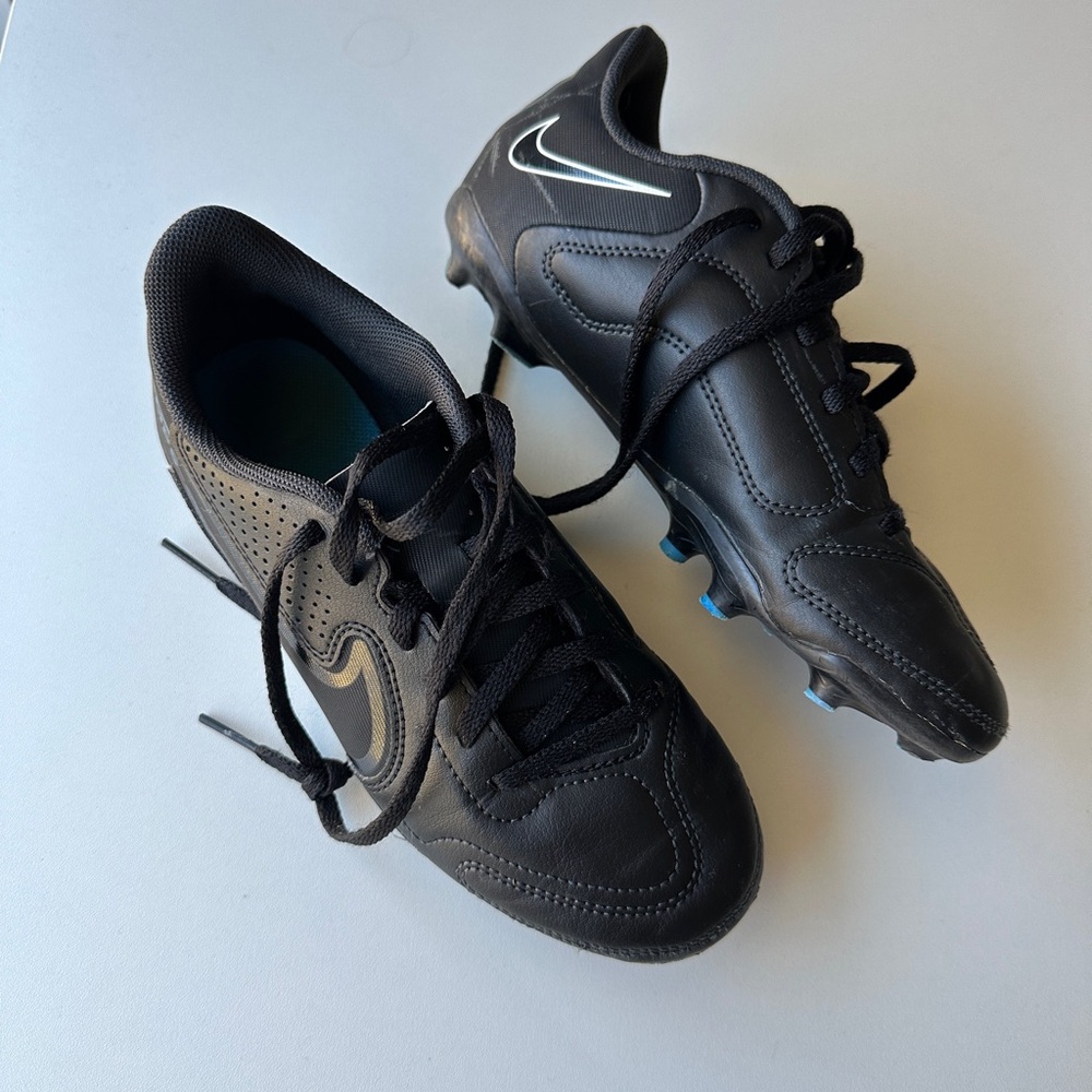 NIKE Unisex Youth Tiempo Football/Soccer Cleats /
Size: 3Y